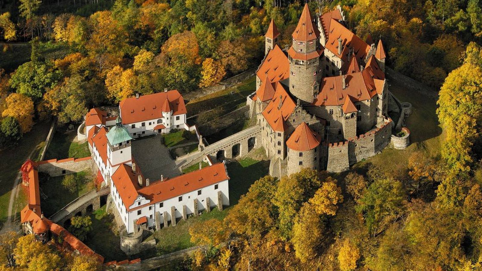 Foto: El castillo de Bouzov es solo uno de los muchísimos que te esperan en la República Checa.