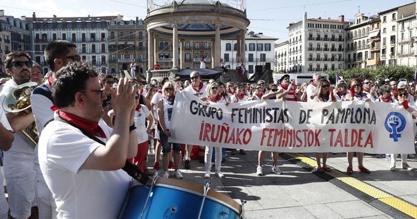 Foto: Manifestación en la Plaza del Castillo contra la agresión sexual denunciada en Pamplona. (EFE)