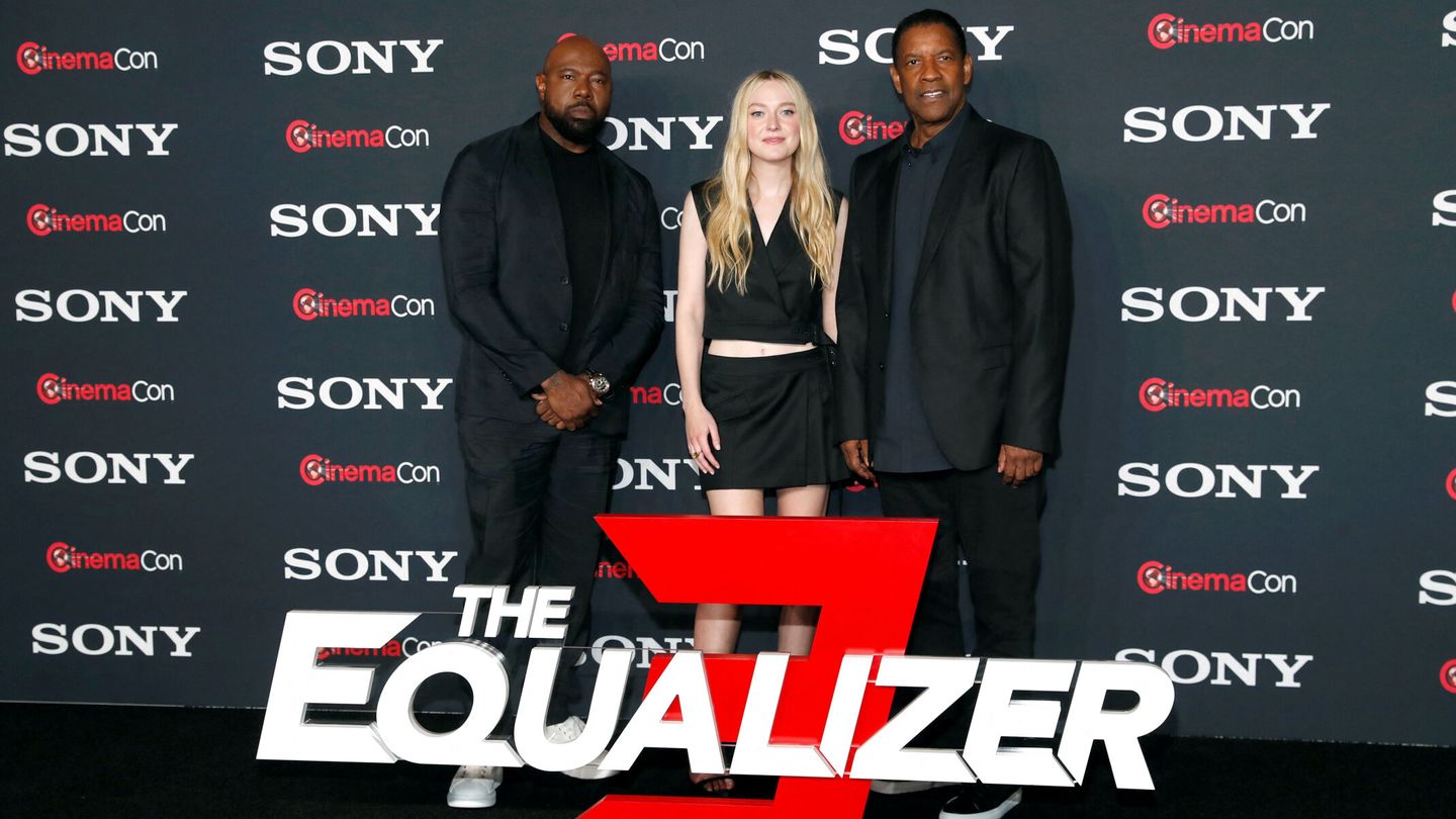 Antoine Fuqua, Dakota Fanning y Denzel Washington, en la presentación de 'The Equalizer 3' en CinemaCon. (Reuters/Steve Marcus)