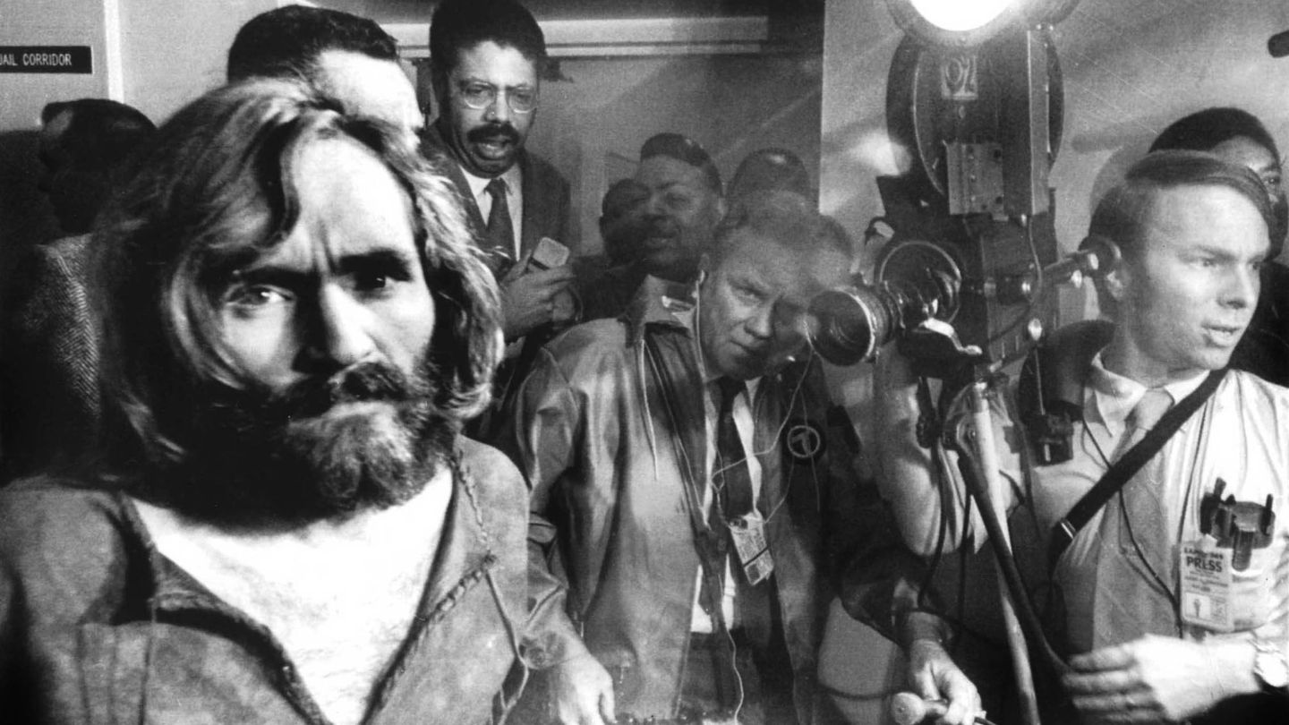 Imagen de Manson a su llegada al tribunal durante el juicio por el asesinato de Sharon Tate ,en 1971. (Efe)