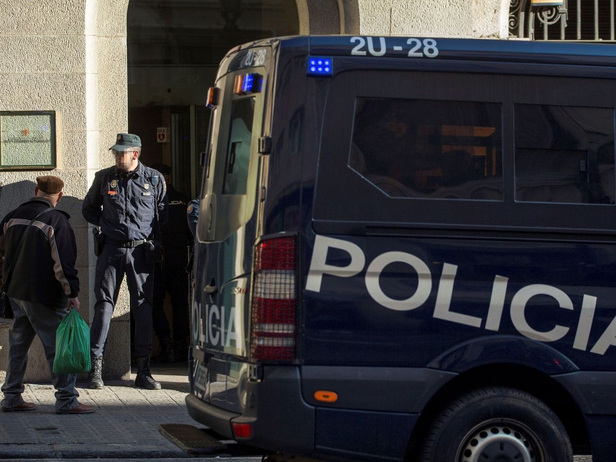 Foto: Un coche de Policía en Barcelona. (EFE/Enric Fontcuberta)