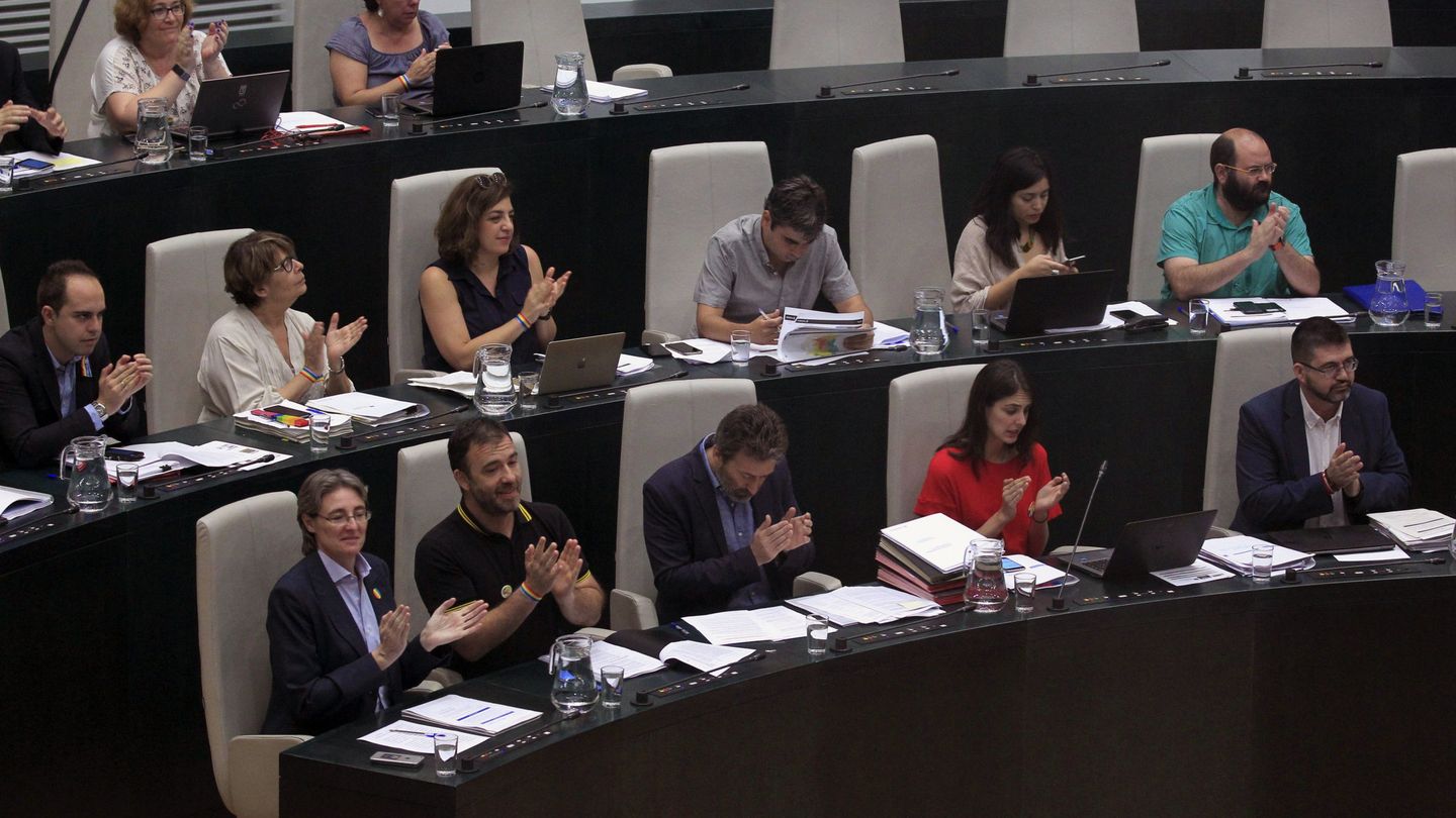 Los concejales de Ahora Madrid, aplauden durante el Pleno del Ayuntamiento de Madrid. (EFE)