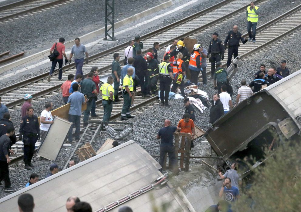 Foto: Estado en el que ha quedado el tren Alvia que cubría la ruta entre Madrid y Ferrol tras descarrilar. (EFE)