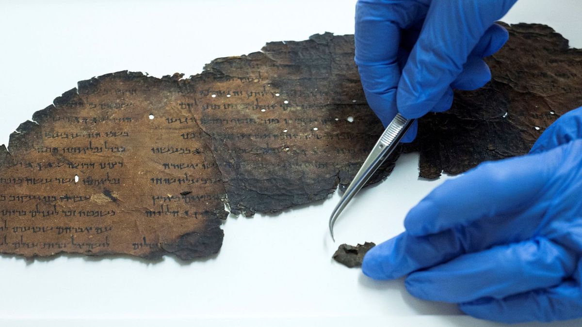 Descubren textos ocultos en los Rollos del Mar Muerto que se creían en blanco