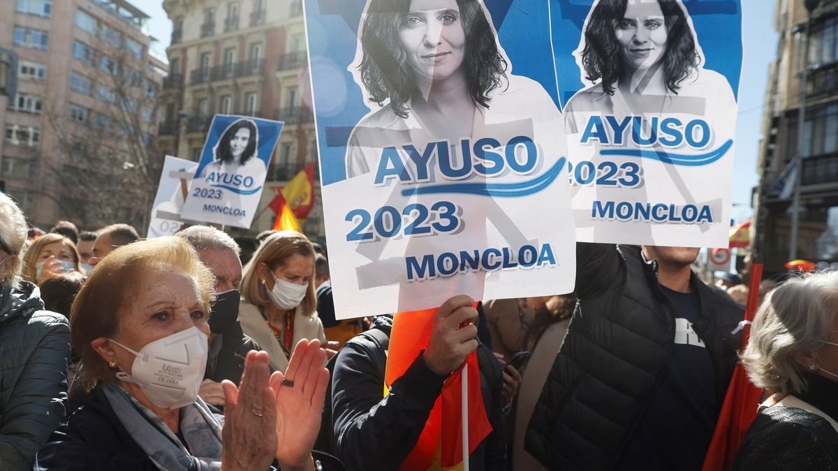 Miles de personas se manifiestan frente a Génova para apoyar a Ayuso: "Son mediocres"
