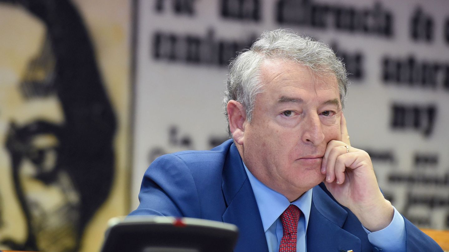 José Antonio Sánchez, presidente de la Corporación RTVE, durante una de sus comparencias en la comisión mixta de control, en abril de 2017. (EFE)