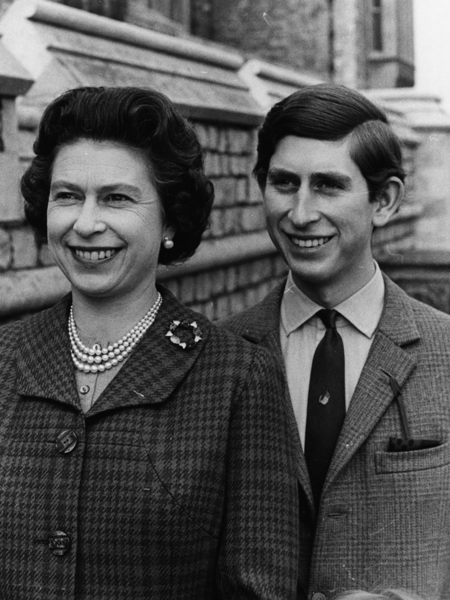 Isabel II y el príncipe Carlos, en 1969. (Getty)