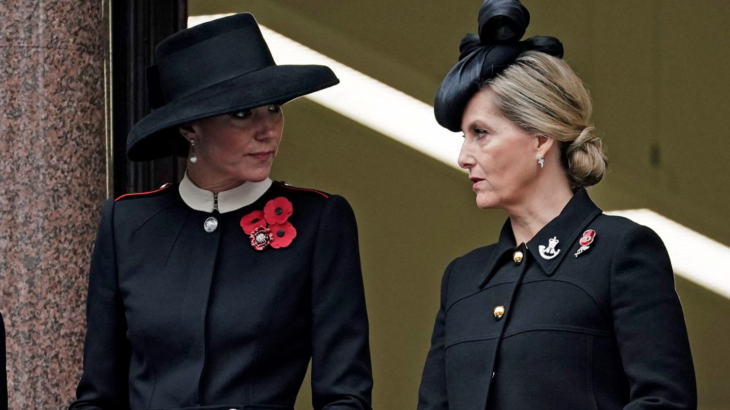 Kate Middleton y Sophie de Wessex,  conversando durante el homenaje. (Reuters/Aaron Chown/Pool)