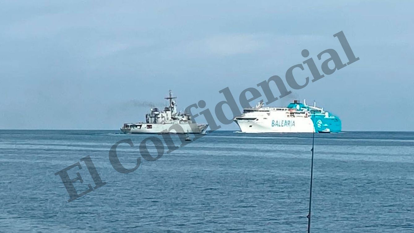 Foto: Imagen obtenida por El Confidencial del momento en que un patrullero militar marroquí pasa junto al ferry español.