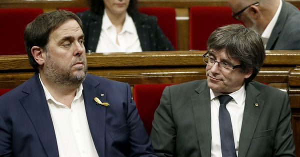 Foto: El expresidente de la Generalitat de Cataluña, Carles Puigdemont (d) y el exvicepresidente del Govern, Oriol Junqueras (i), durante un pleno el pasado julio. (EFE)
