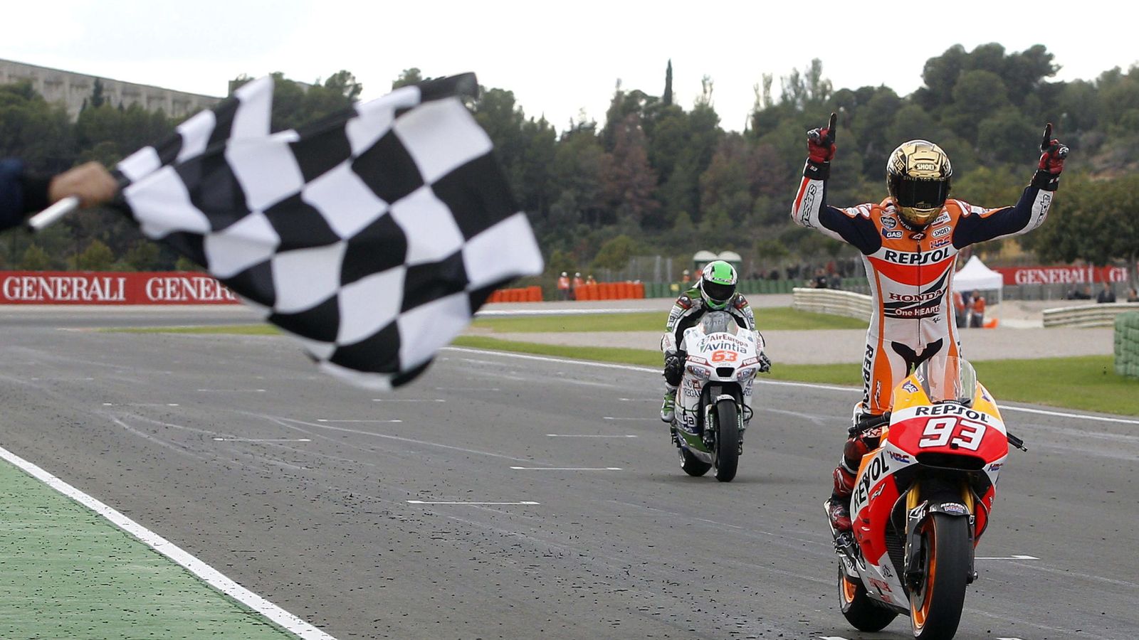 Foto: Marc Márquez cruza la meta de Cheste como campeón del mundo (Efe).