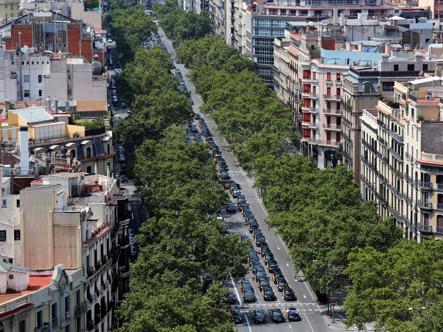Vista de la Gran Vía de Barcelona ocupada por taxis en huelga en protesta por la concesión de licencias a vehículos de transporte con conductor (VTC). (EFE)