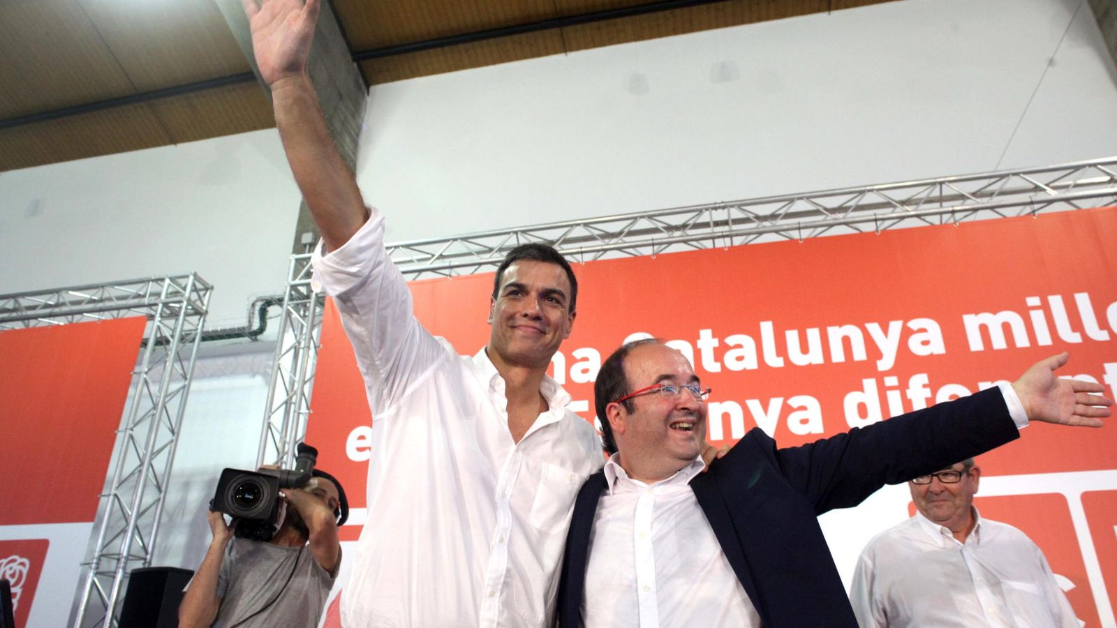 Foto: El líder del PSOE, Pedro Sánchez, acompañado del de los socialistas catalanes, Miquel Iceta. (Efe) 