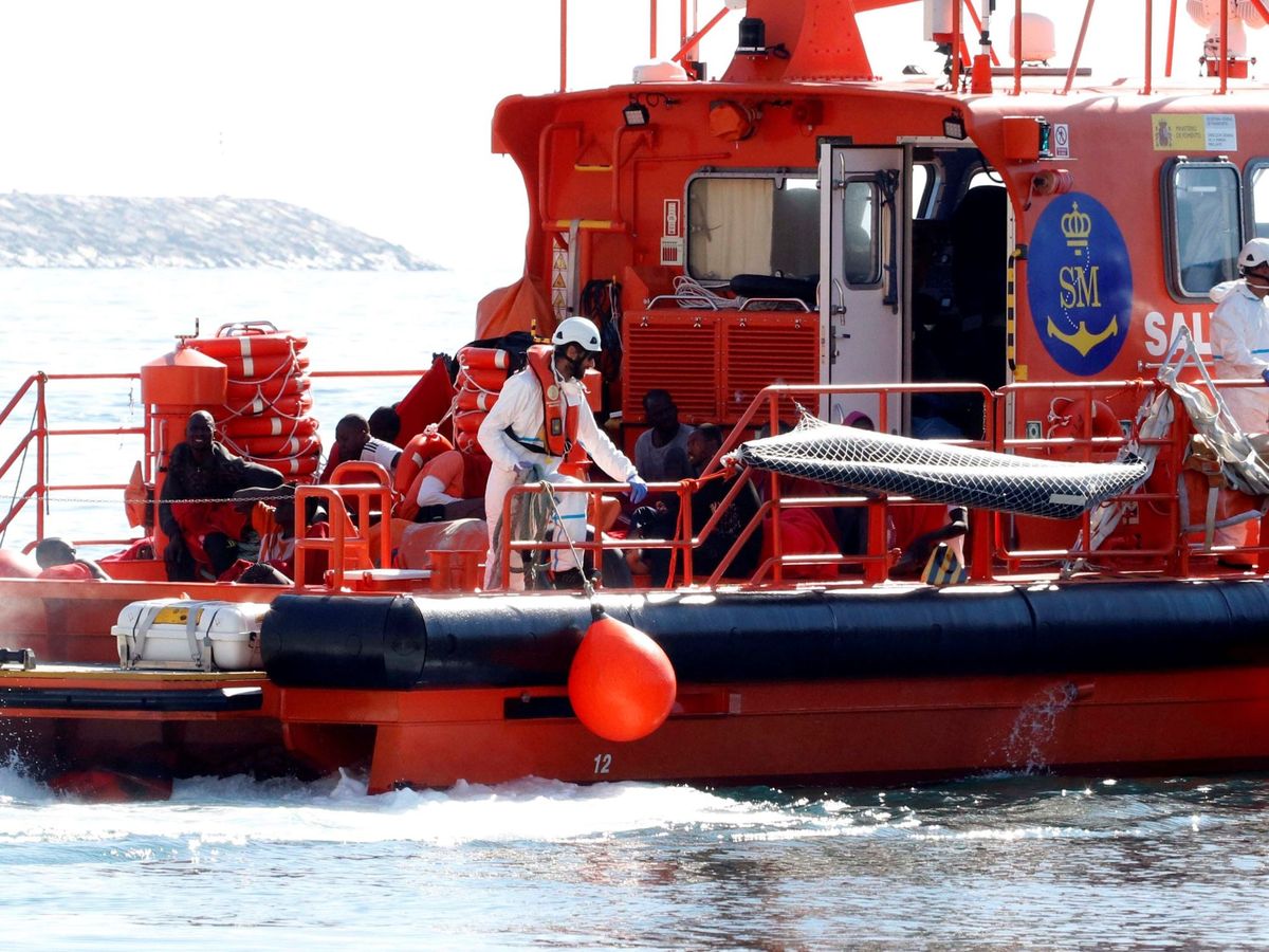 Foto: Agentes de Salvamento Marítimo. (EFE)