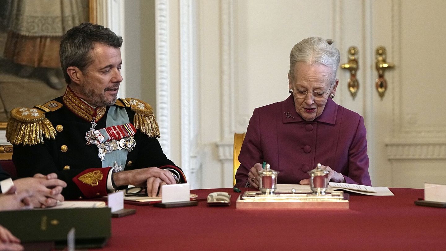 Copenhagen (Denmark), 14 01 2024.- Denmark's Queen Margrethe (R) signs a declaration of abdication next to Crown Prince Frederik in the Council of State at Christiansborg Castle in Copenhagen, Denmark, 14 January 2024. Denmark's Queen Margrethe II announced in her New Year's speech on 31 December 2023 that she would abdicate on 14 January 2024, the 52nd anniversary of her accession to the throne. Her eldest son, Crown Prince Frederik, is set to succeed his mother on the Danish throne as King Frederik X. His son, Prince Christian, will become the new Crown Prince of Denmark following his father's coronation. (Dinamarca, Copenhague) EFE EPA MADS CLAUS RASMUSSEN DENMARK OUT 