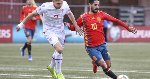 Foto: Isco controla el balón en el partido de España contra las Islas Feroe. (Efe)