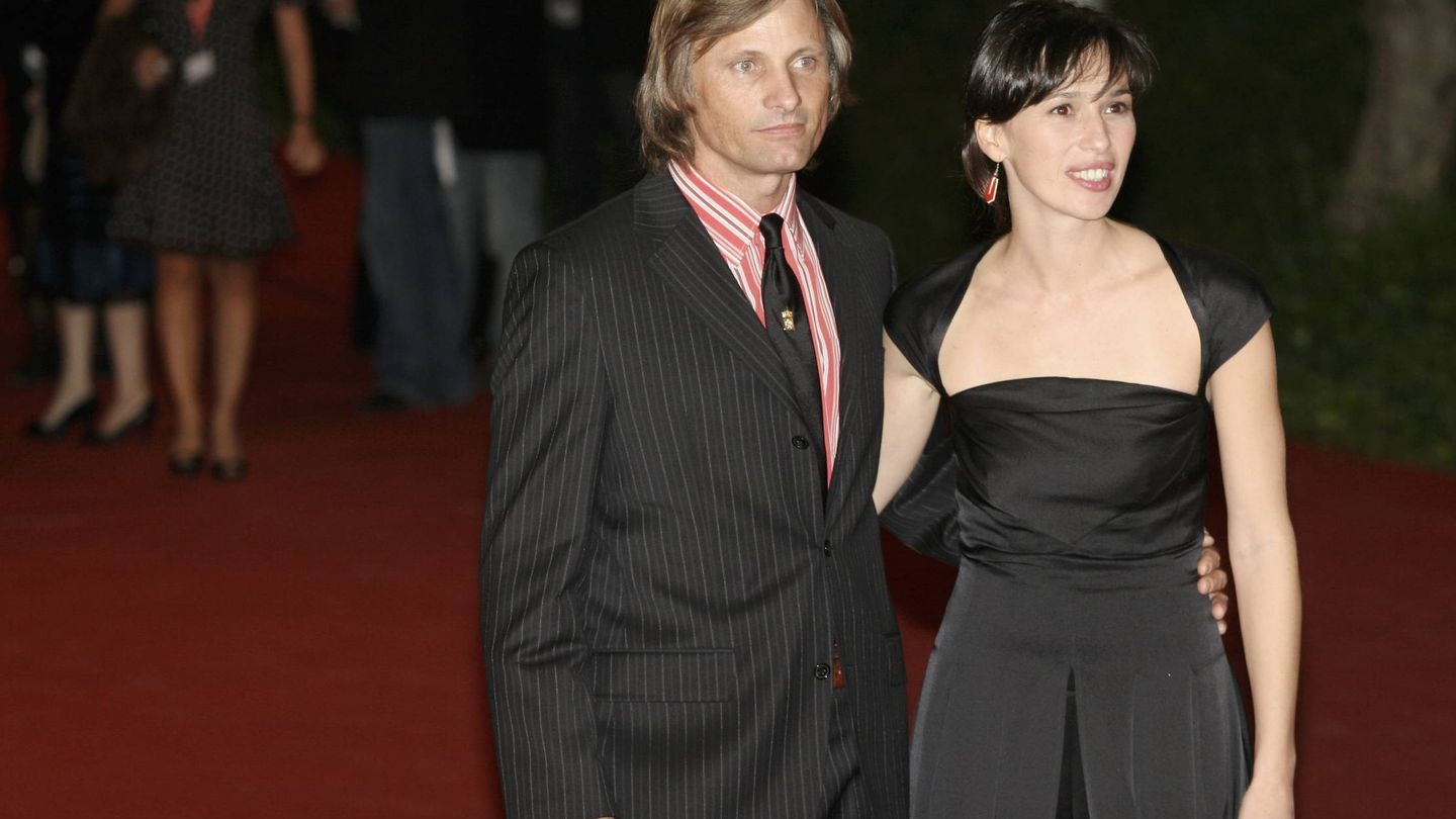 Viggo y Ariadna durante la promoción en 2006 de 'Alatriste'. (Getty)