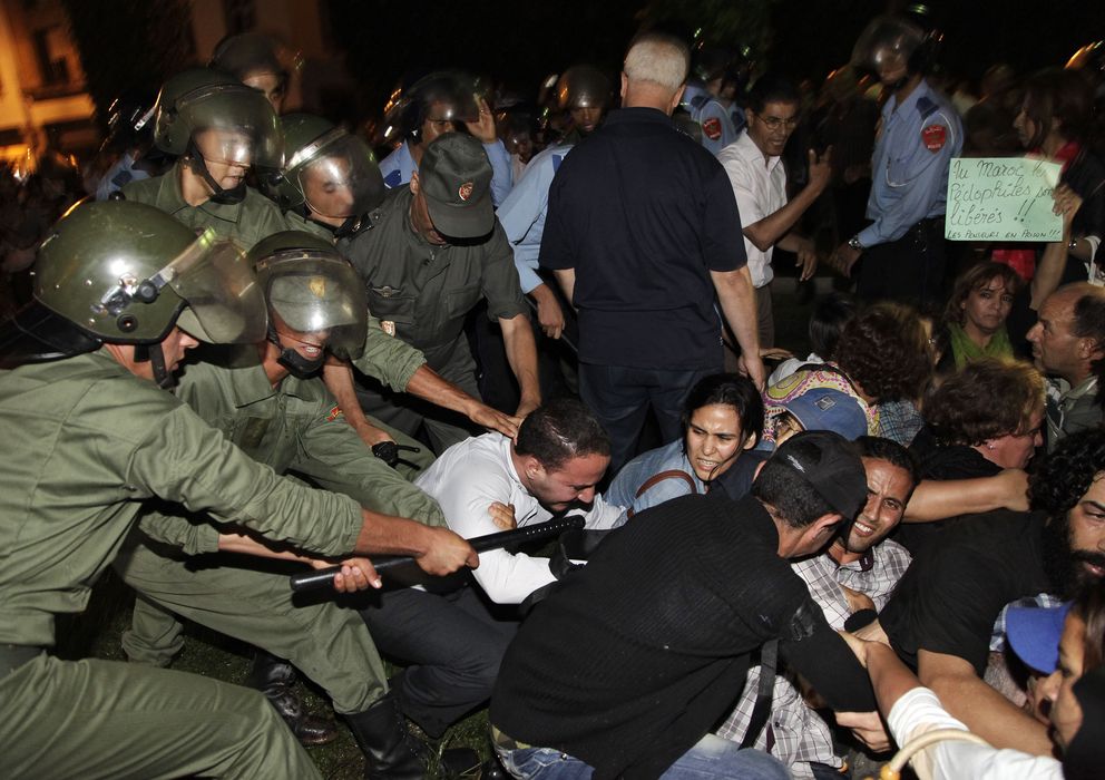 Foto: Manifestantes protestan por el indulto concedido al pederasta español. (Reuters)
