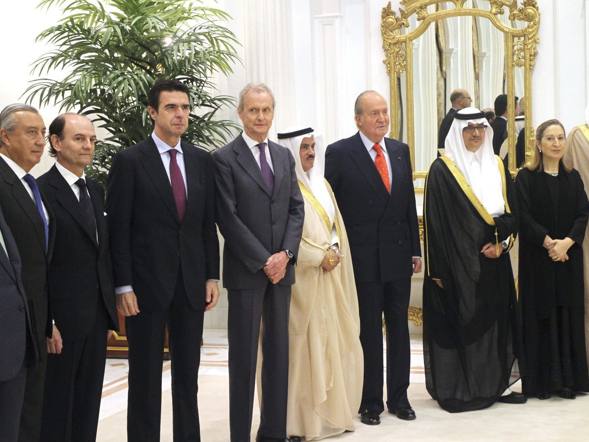 Foto: El rey Juan Carlos, con los ministros del Gobierno de Mariano Rajoy, en una visita a Arabia Saudí en 2014 para analizar la marcha del AVE a La Meca. (EFE) 
