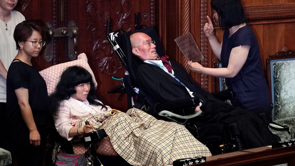 El Parlamento de Japón da la bienvenida a sus dos primeros diputados tetrapléjicos