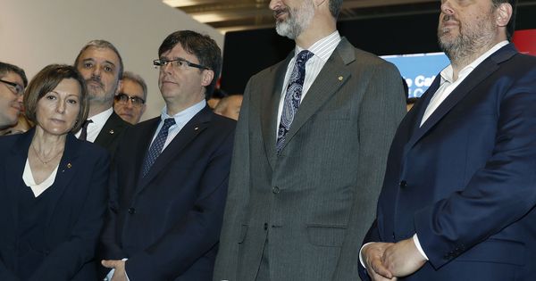 Foto: El Rey junto a Puigdemont, Junqueras y Carme Forcadell en el Mobile World Congress de 2017. (Efe)