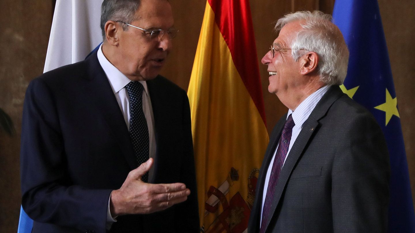 Lavrov charla con Borrell durante el periodo del español como ministro de Exteriores. (EFE)