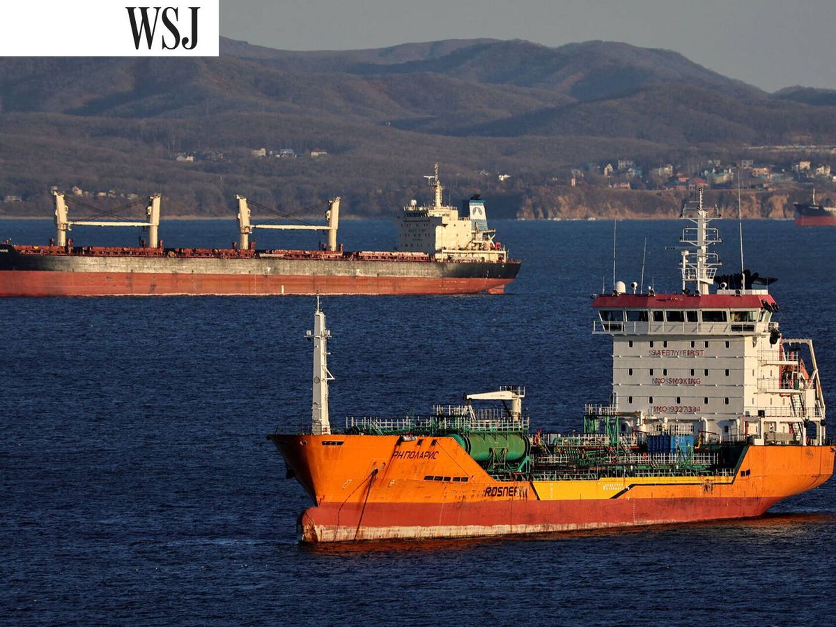 Foto: Un petrolero y un granero, detrás, en las inmediaciones del puerto de Najodka, en Rusia. (Reuters/Tatiana Meel)