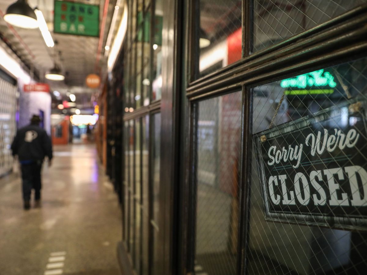 Foto: Todos los locales no esenciales permanecen cerrados en el barrio de Brooklyn, en Nueva York, a causa de la pandemia del Covid-19. (Reuters)