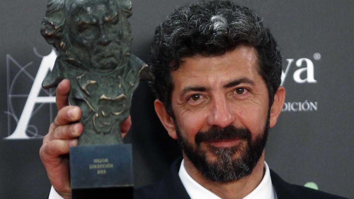 Alberto Rodriguez luce su Goya a la mejor dirección por 'La isla mínima' en 2015. (Reuters/Javier Barbancho)