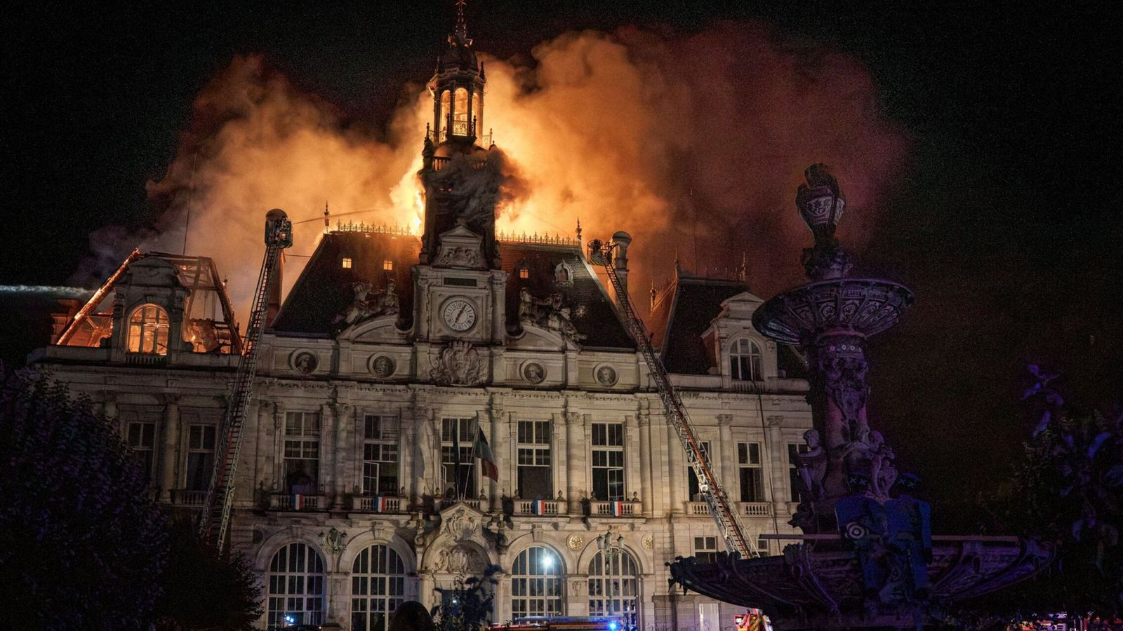 El Ayuntamiento de Limoges, destruido por las llamas en la jornada de protestas en Francia