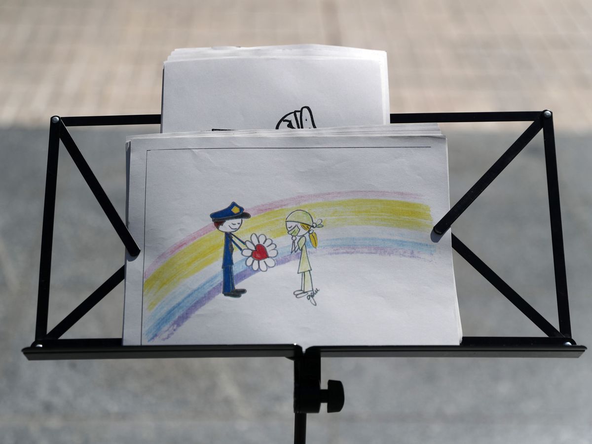 Foto: Dibujo para la banda de la Policía Municipal de España, que toca en homenaje a los sanitarios. (Reuters)