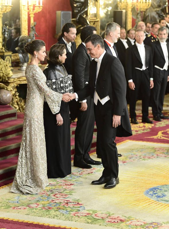 El presidente Pedro Sánchez saluda a la reina Letizia. (LP)