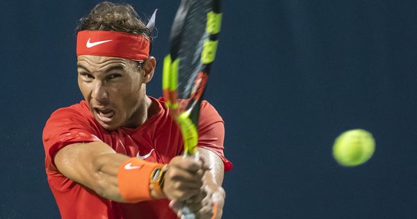 Foto: Rafa Nadal golpea una bola de revés en el Masters 1000 de Toronto (EFE)