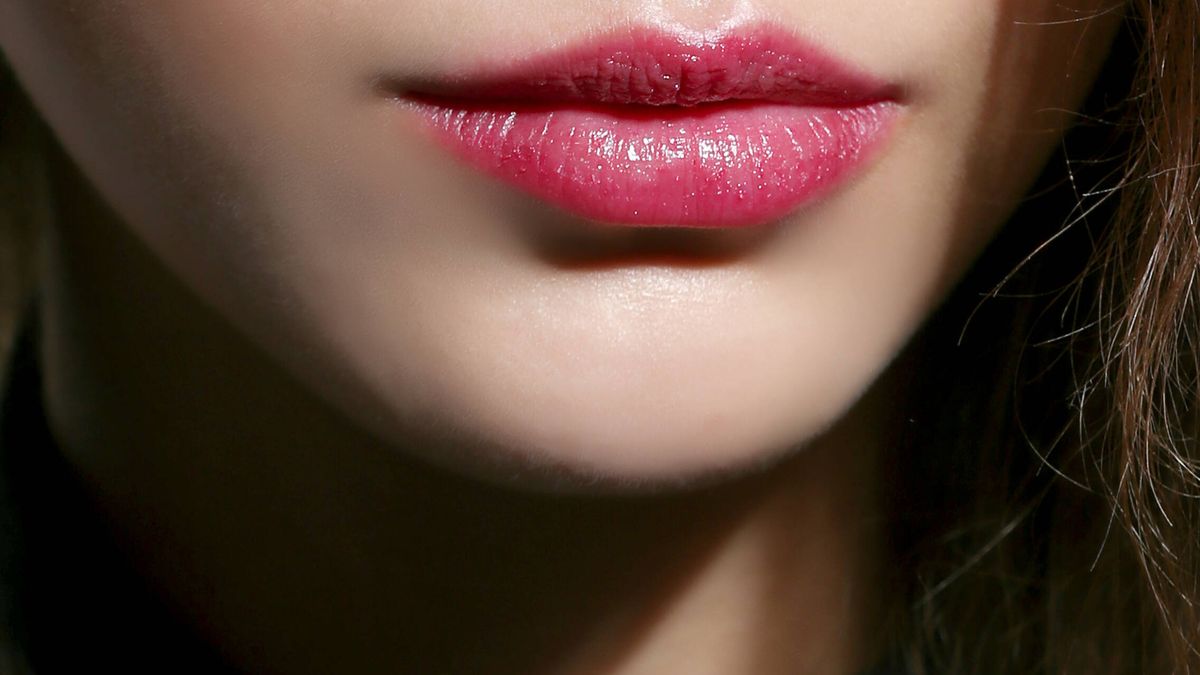 Trucos fáciles y virales para pintarse los labios y que el maquillaje dure todo el día 
