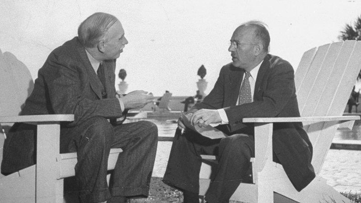 John Maynard Keynes y Harry Dexter White, en el tratado de Bretton Woods.