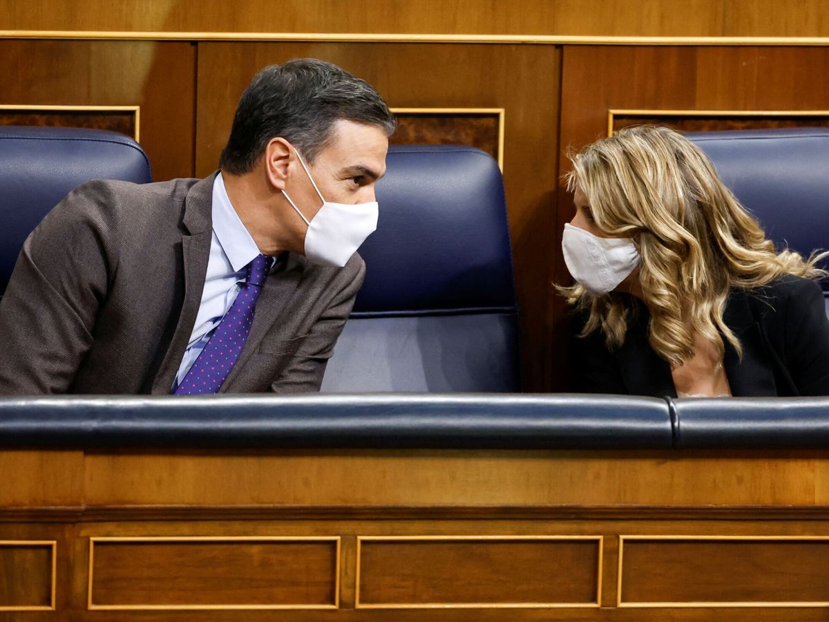 Foto: El presidente del Gobierno, Pedro Sánchez, y la vicepresidenta y ministra de Trabajo, Yolanda Díaz. (Reuters/Juan Medina)