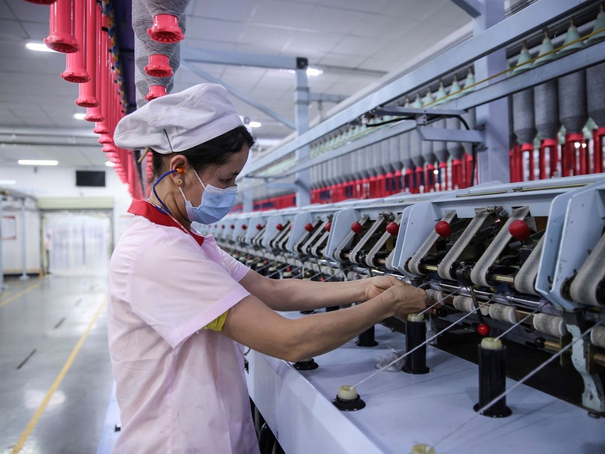 Foto: Una trabajadora en una fábrica China. (EFE)
