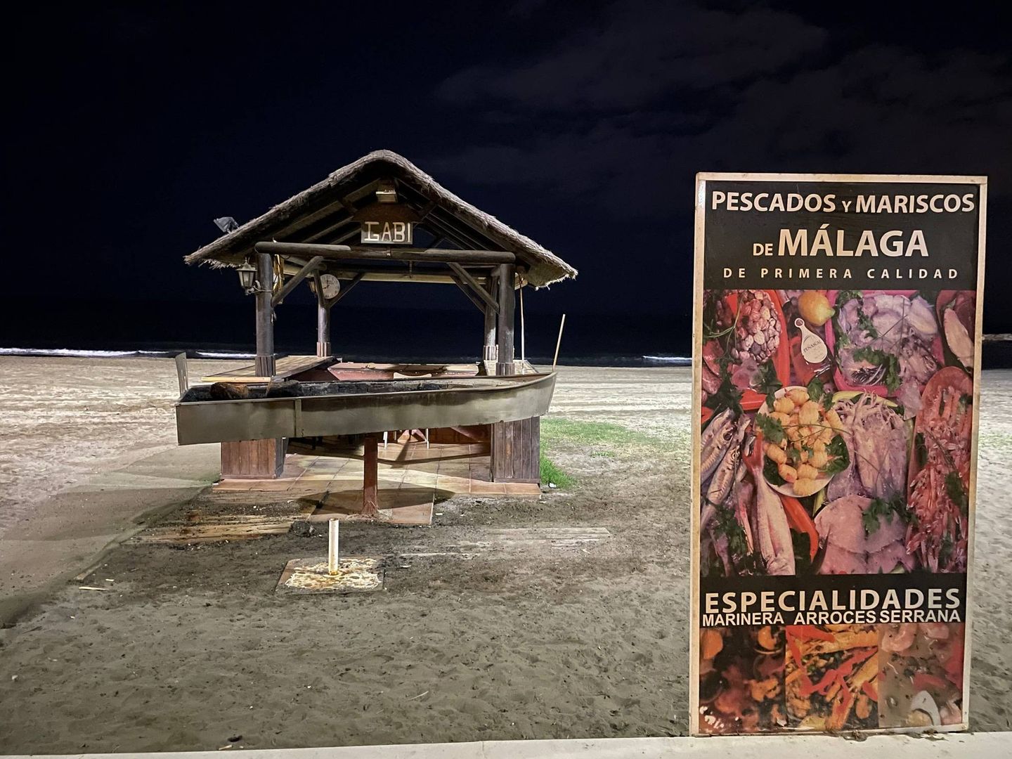 El restaurante Gabi, a pie de playa de El Palo, cerrado por la noche. (Agustín Rivera)