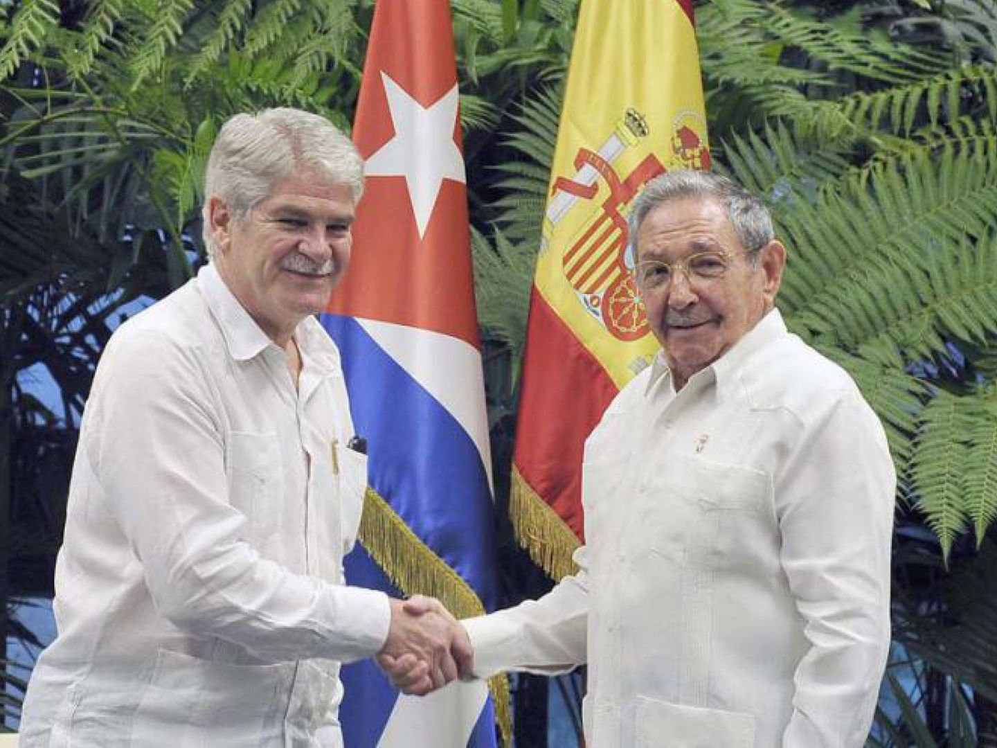 Alfonso Dastis, ministro de Exteriores de Mariano Rajoy, con el entonces presidente cubano, Raúl Castro, en septiembre de 2017, cuando anticiparon una visita de los Reyes a la isla para principios de 2018. (EFE)