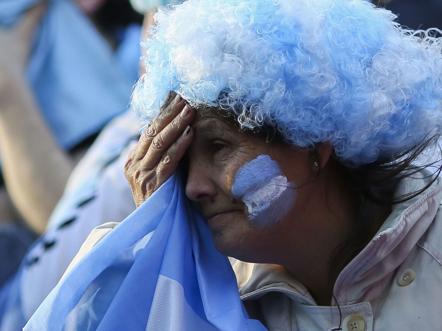 Una aficionada argentina lamenta la derrota de su selección contra Croacia (Efe)