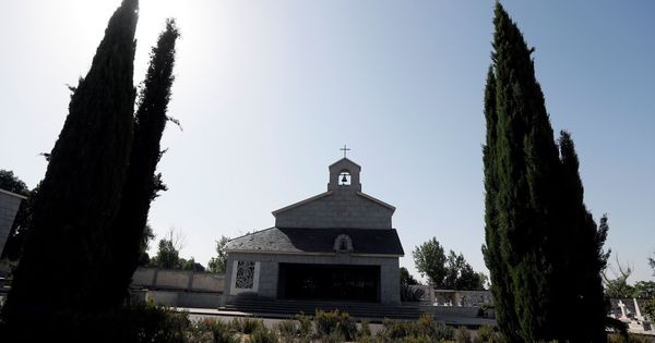Foto: La capilla de la familia de Franco en el cementerio de Mingorrubio-El Pardo, donde se halla la tumba de la mujer de Franco, Carmen Polo. (EFE)