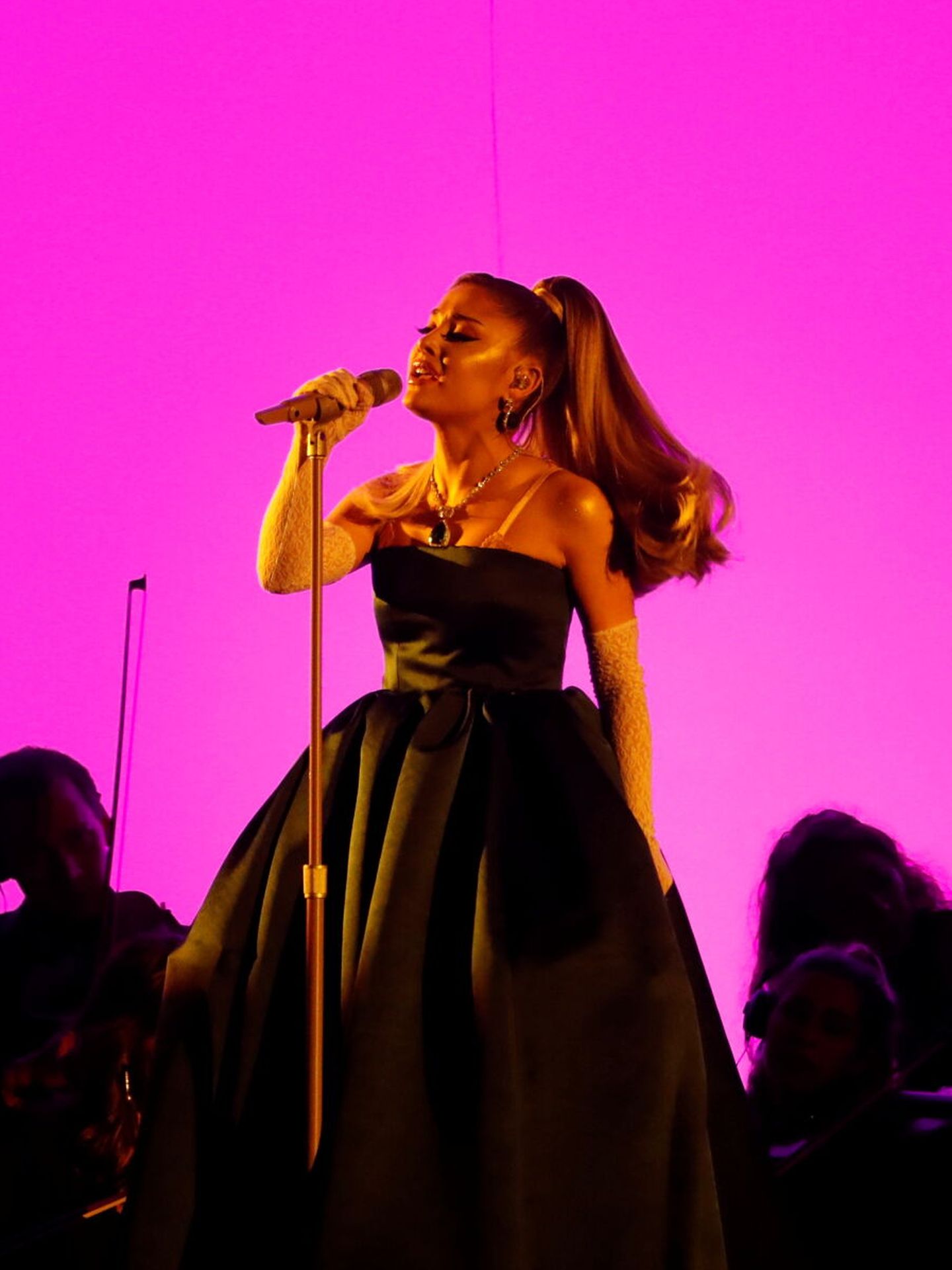 Ariana Grande actuando en los Grammy. (Reuters/Mario Anzuoni)