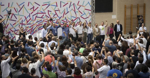 Foto: El líder rde Unidos Podemos Pablo Iglesias(c), durante la celebración Zaragoza de la asamblea extraordinaria de los cargos públicos y parlamentarios de la confederación, para defender un referéndum pactado en Cataluña. (EFE)