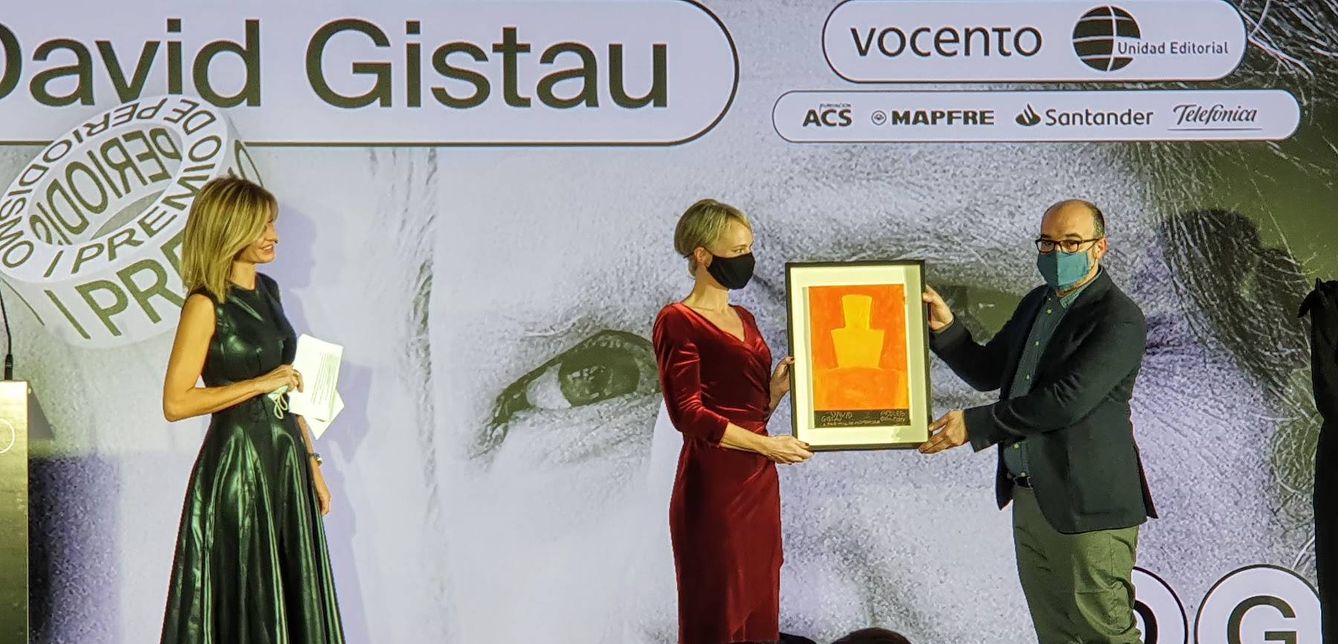 Romina Caponetto, viuda de David Gistau, y Alberto Olmos muestran el cuadro conmemorativo de Alberto Corazón durante la ceremonia de entrega del premio David Gistau.