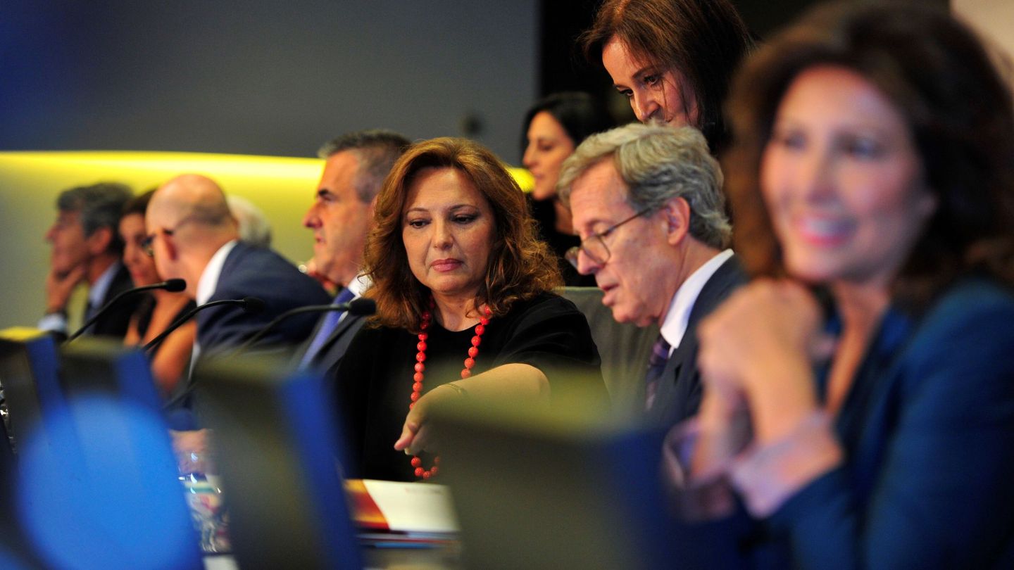 La presidenta de El Corte Inglés, Marta Álvarez (c), junto al consejero delegado, Víctor del Pozo (4i), y el secretario del consejo, Antonio Hernández-Gil (2d).