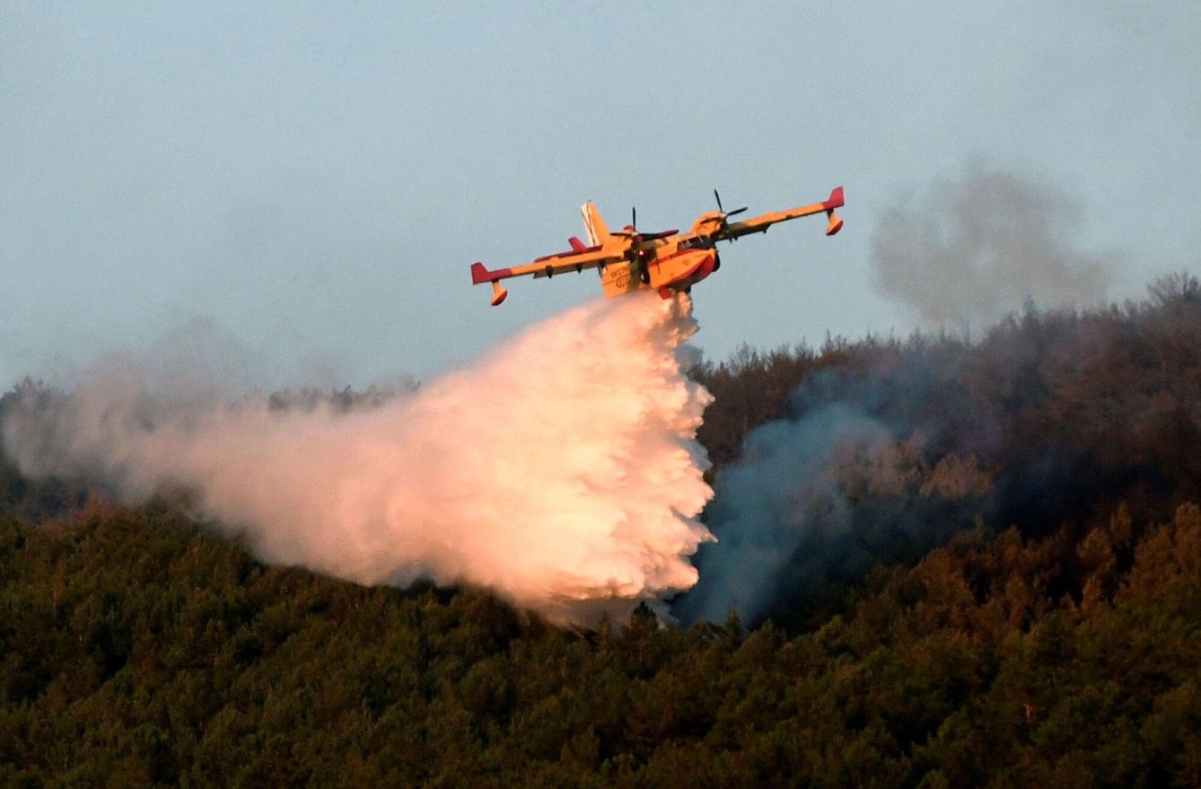 Medios aéreos se afanan en extinguir el fuego de La Granja de San Ildefonso (Segovia) que calcinó unas 370 ha. (EFE)