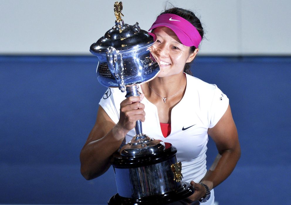 Foto: Na Li sostiene el trofeo de campeona del Open de Australia (Efe).