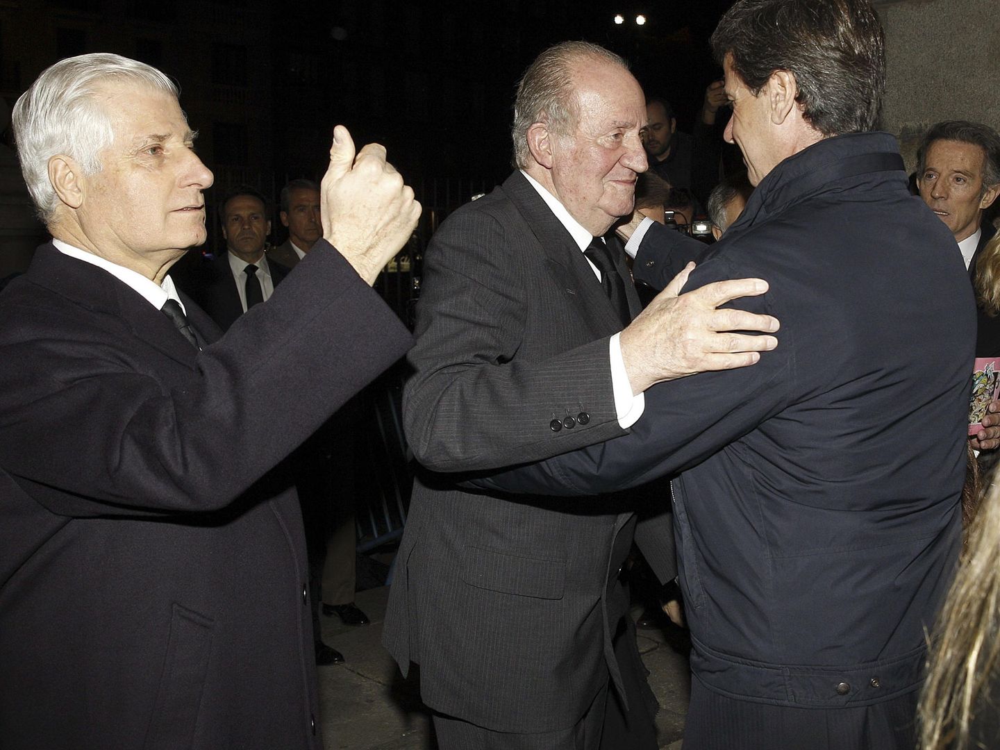 El rey Juan Carlos saluda a Cayetano Martínez de Irujo y Carlos Fitz-James Stuart en el funeral en memoria de Cayetana de Alba. (EFE)