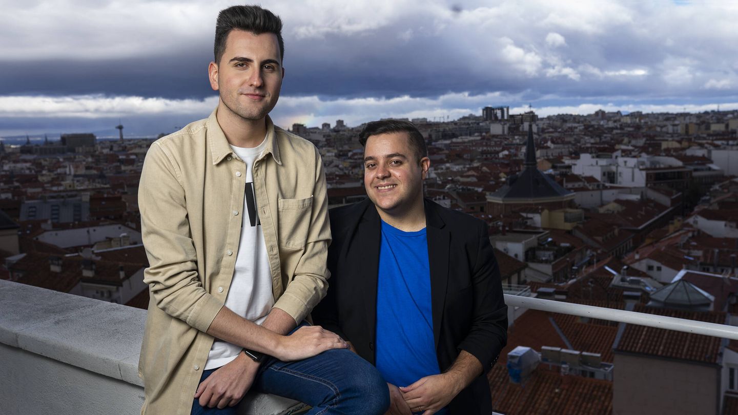 David Andújar y David Insúa, creadores del podcast 'Menudo cuadro', durante una entrevista con EC en los estudios de la Ser. (A. Beltrán)