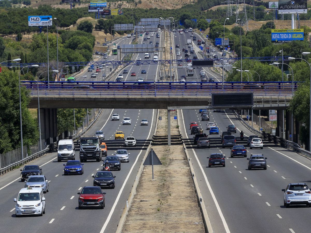 Foto: Vista del tráfico de salida de Madrid en la autovía A-3. (EFE/Zipi)